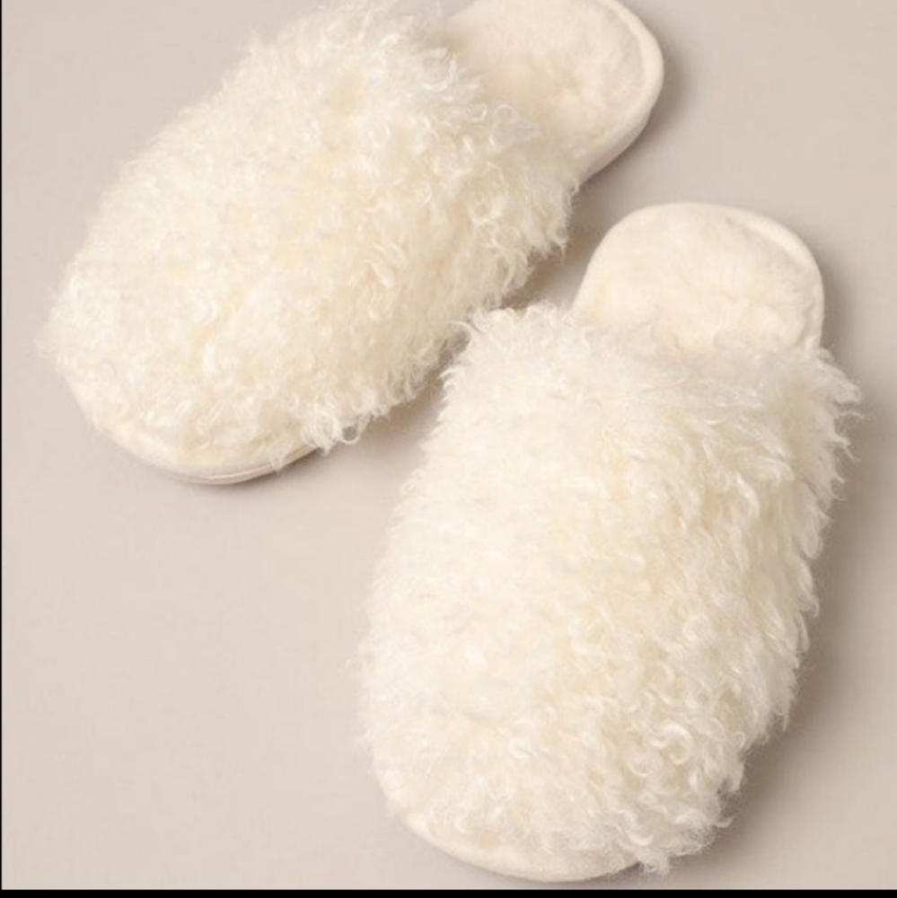 Ivory fluffy slippers.